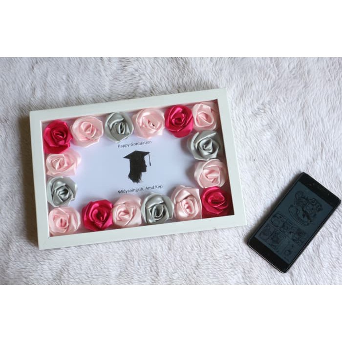 Kado Wisuda Frame Foto Wisuda Hiasan Bunga Satin
