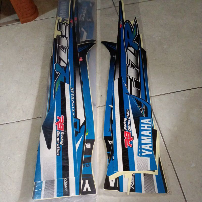 striping stiker les body Yamaha fiz r Petronas biru variasi