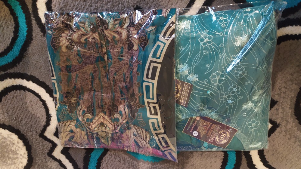 Batik Couple Kebaya Tunangan Set Pinguin Filya Merah Dan Hijau Modern Terbaru