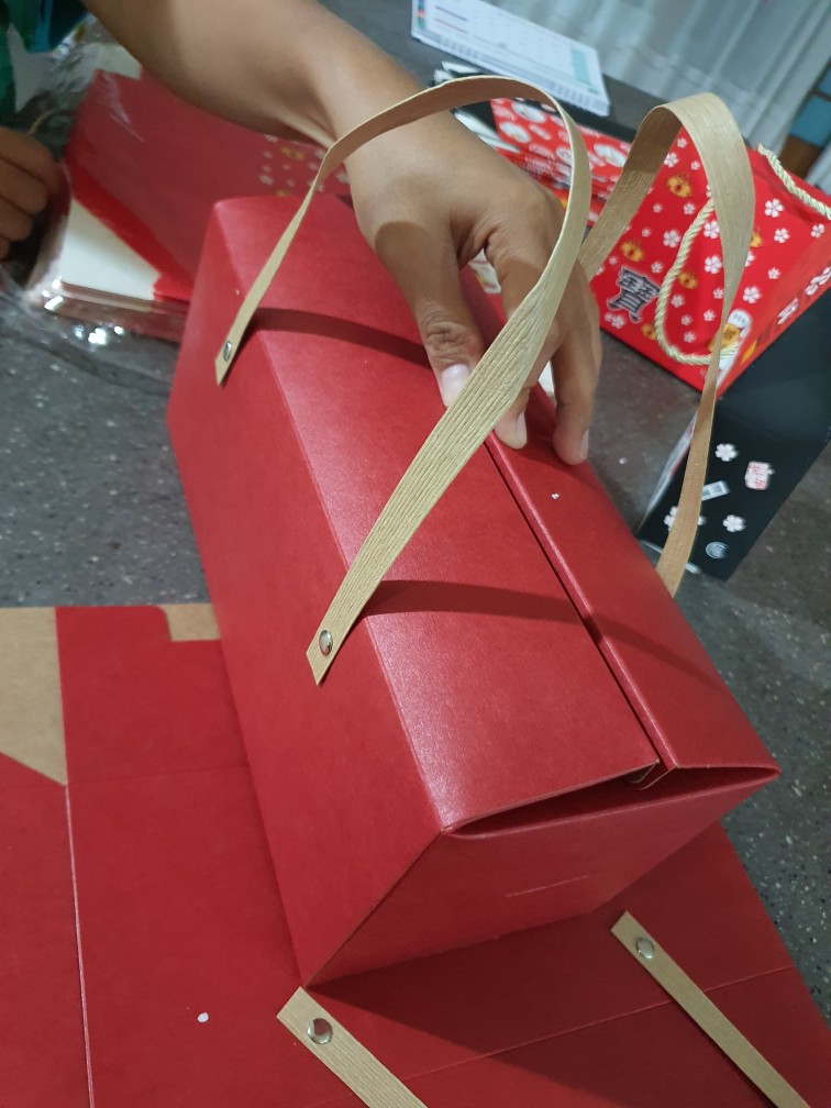 2021 New Year New Year Gift Box Portable Snowflake Cookie Box New Year Nougat Mooncake Pastry Packaging Paper Box【ready Stock】