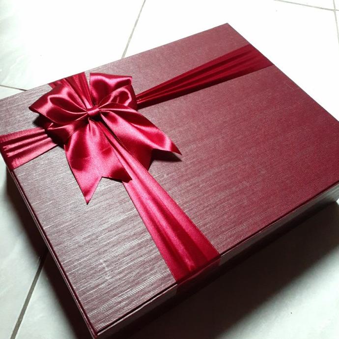 

Best Product!!! Kotak Kado Apollo Maroon Ukuran 35X30X10Cm - Paling Diminati