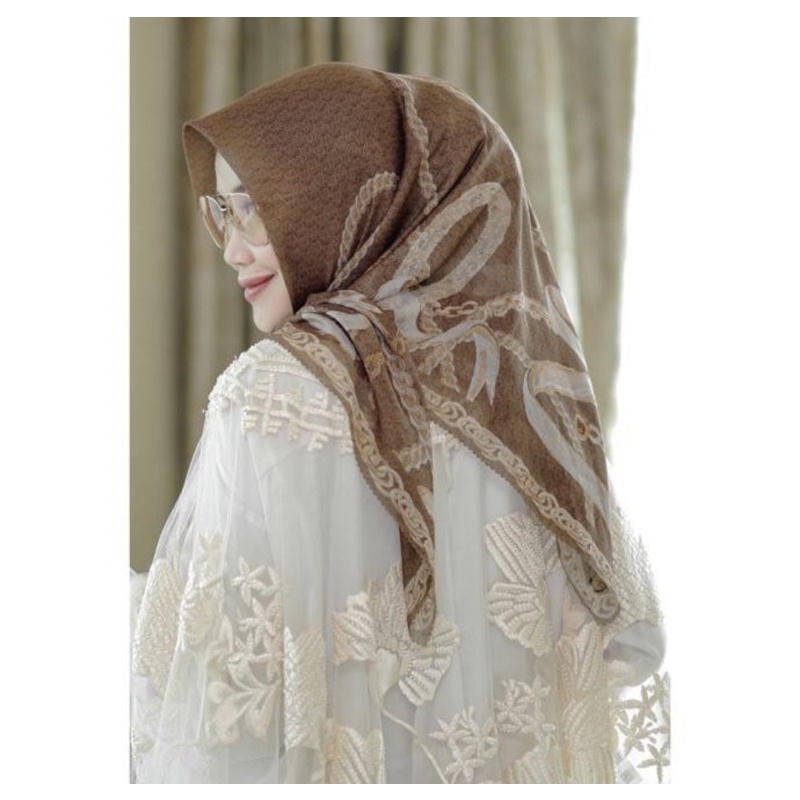 AS IS ITEM BUTTONSCARVES CHAIN SERIES WOOD