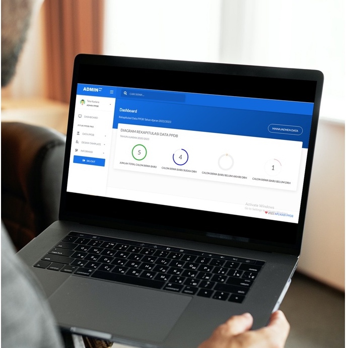 APLIKASI PPDB ONLINE DENGAN NOTIFIKASI INSTALASI DIBANTU DEVELOPER
