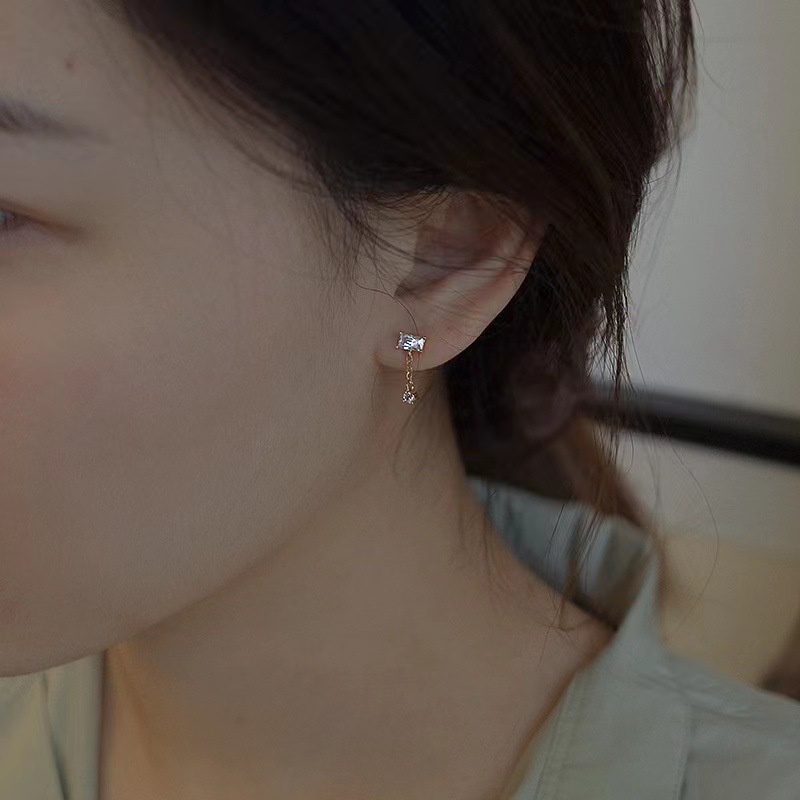 Anting Tusuk Gantung Bahan Titanium Steel Warna Gold Hias Kristal / Berlian Gaya Korea / Simple Untuk Wanita