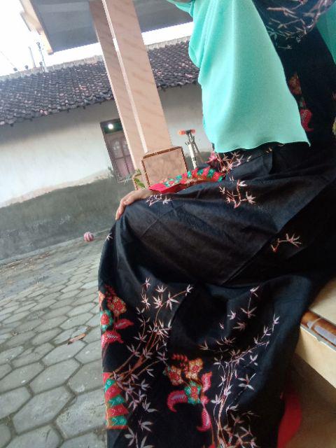 Couple Batik Kipas Hitam Sepanjang Masa