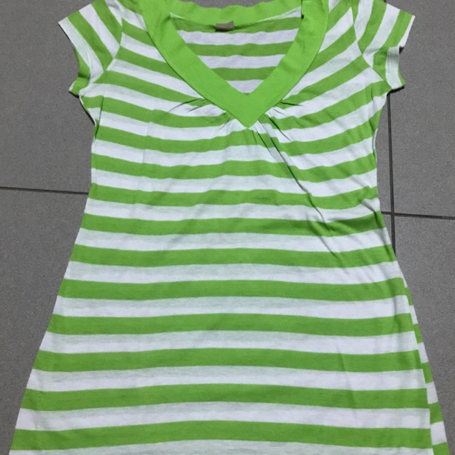 Preloved baju kaos wanita hijau garis