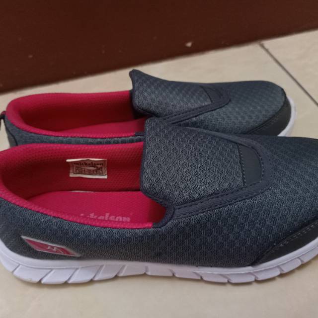 (PRELOVED) Sepatu Sneakers wanita