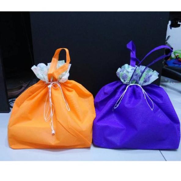 

Dijual Murah L9R Tas box nasi/Spunbond /serut 22x22(12pc) O0 Serba Murah￣