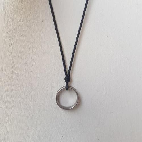 KALUNG TALI HITAM LIONTIN CIN-CIN PRIA WANITA/STENLIS STEEL/TITANIUM/COD