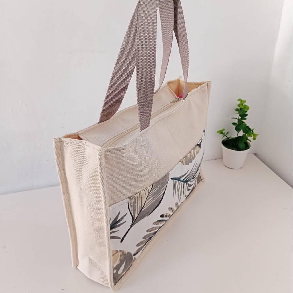 RIENS COLLECTIONS. TAS GONI WANITA KOMBINASI KANVAS MOTIF FLORAL LATAR PUTIH. SOUVENIR JOGJA