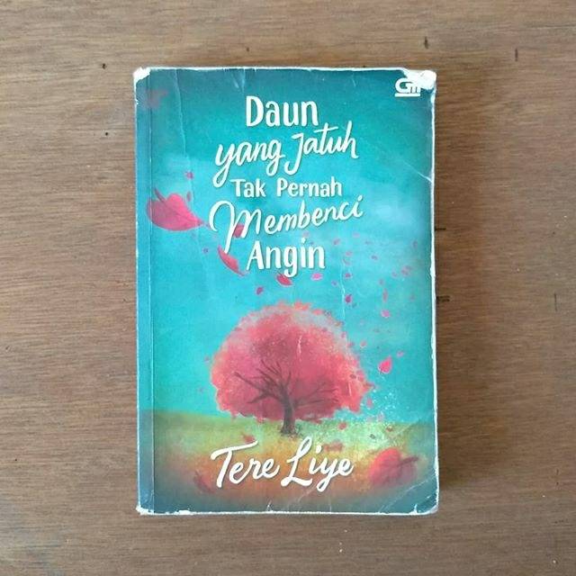 Teks Ulasan Novel Daun  Yang Jatuh  Tak  Pernah  Membenci  