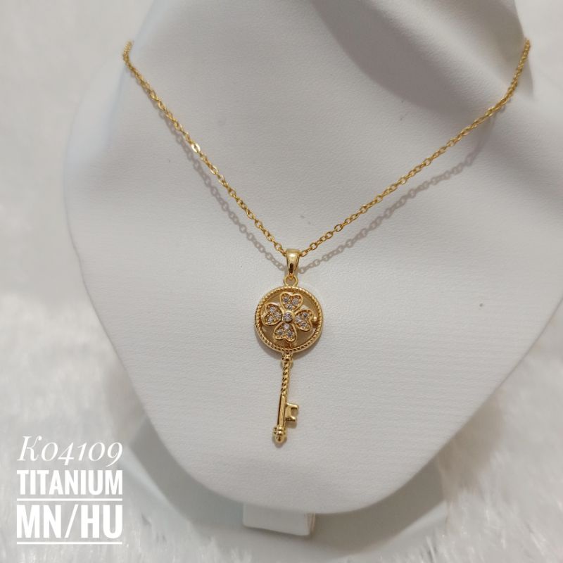 Kalung Titanium Kunci Clover Zircon Gold K04109