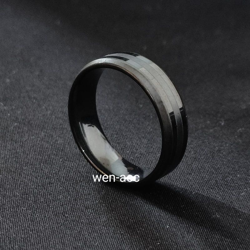 Cincin Simple Garis Polos Titanium Pria dan Wanita Baru