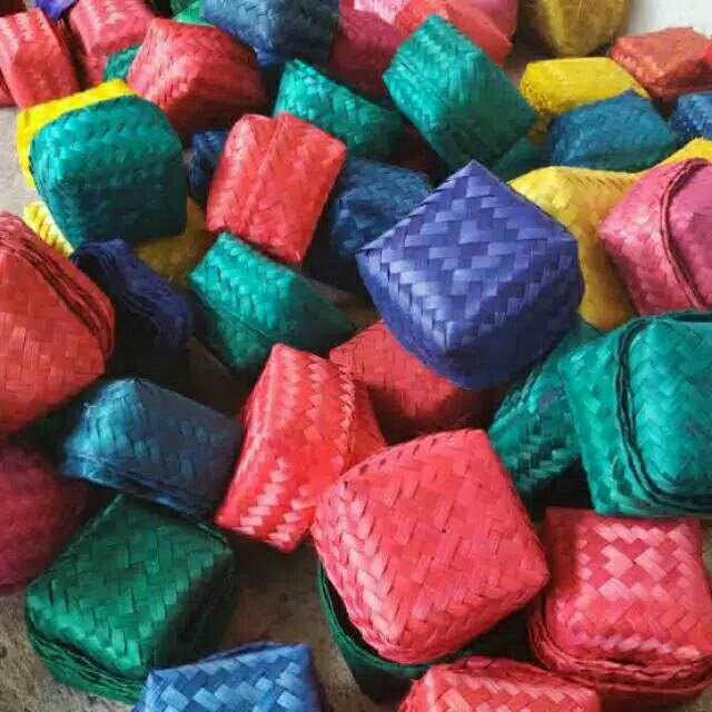 Sepasang Besek Bambu Variasi Warna