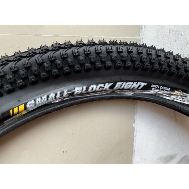 Ban Luar Sepeda Kenda Small Block Eight 24 x 2.10 Semi Kevlar Ringan Di Aspal