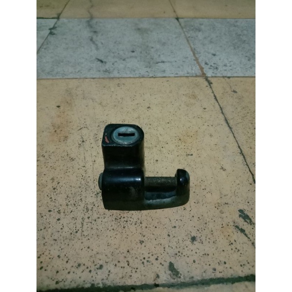 Holder Helmet Kunci Helm Pengaman Helm Honda C70 Original