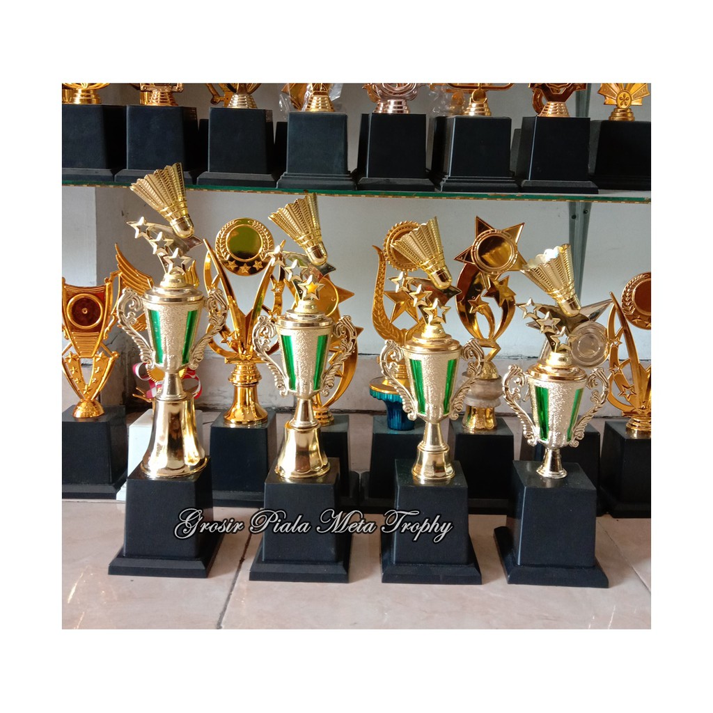 piala/ trophy  badminton bulutangkiss karakter harga satuan