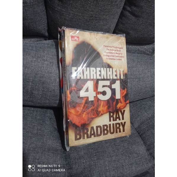 buku novel Ray Bradbury Fahrenheit 451 original