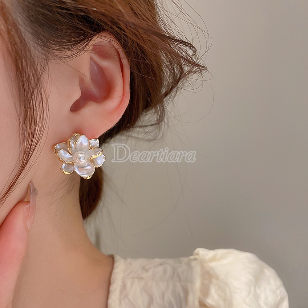 Anting Desain Bunga Aksen Mutiara