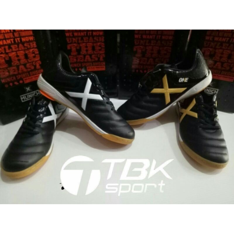 sepatu futsal X MUNICH one id