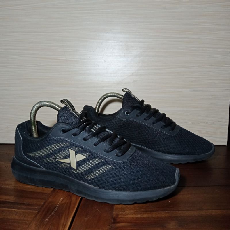 sepatu xtep full black size 42 second preloved