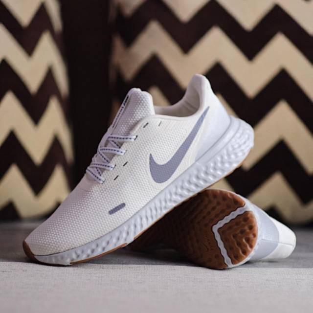 SEPATU PRIA NIKE REVOLUTION 5 WHITE GREY SOL GUM ORIGINAL BNWB