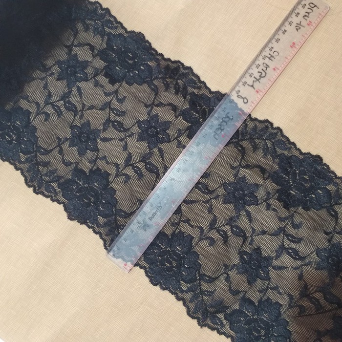 

Renda stret/melar warna hitam lebar 18cm.rp67.500/15yard(rp4500/yard)