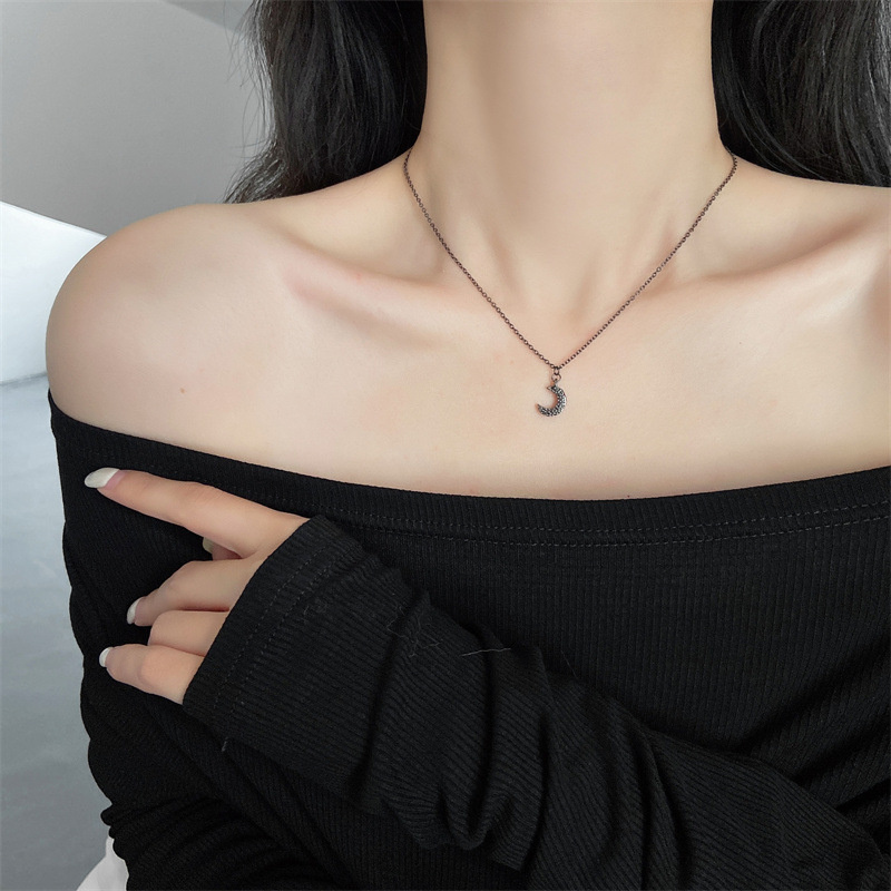 Kalung Choker Rantai Pendek Desain Bulan Warna Hitam Untuk Wanita