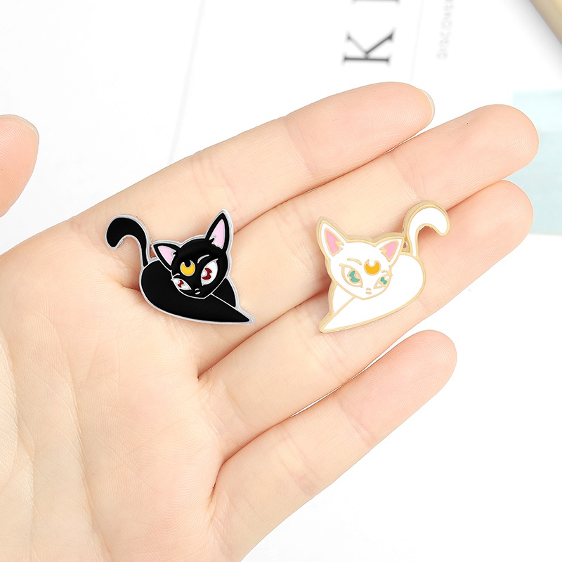 Bros Pin Enamel Desain Kartun Hewan Kucing Bulan Warna Hitam Dan Putih Untuk Hadiah