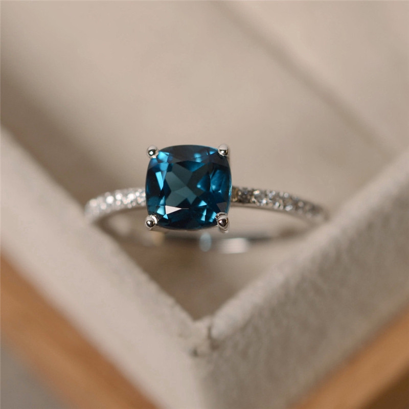 Ready Stock Baru Gaya Bertatahkan Blue Topaz Square Diamond Ring Eropa dan Amerika Mewah Colorful Harta Karun Perhiasan Wanita