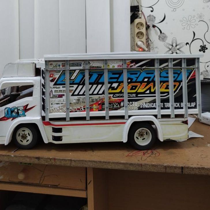 Jangan Ketinggalan order..  miniatur truk oleng kayu ful lampu bonus terpal yang terlaris