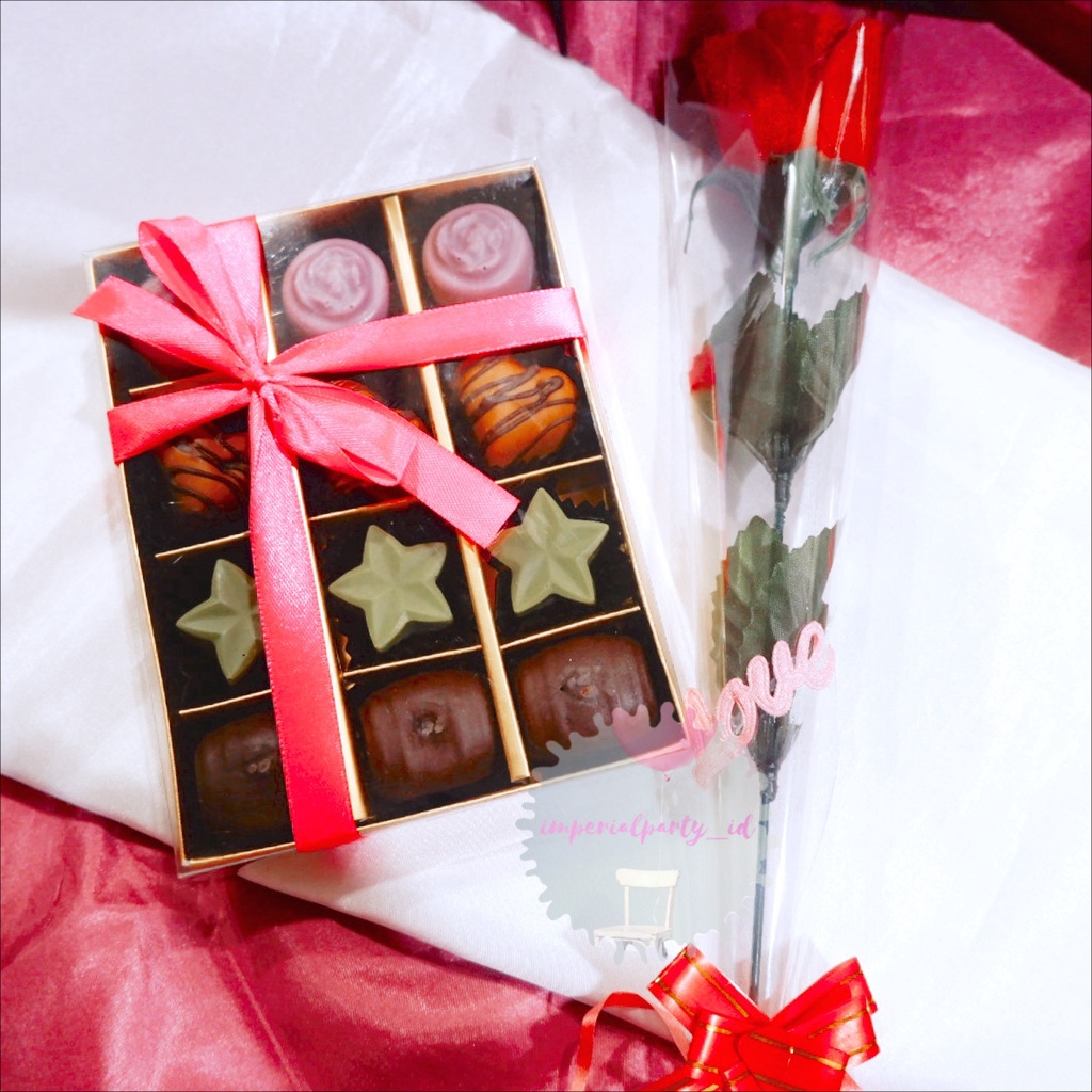 

Paket Coklat Valentine Love Hati Isi 12 Dan Bunga