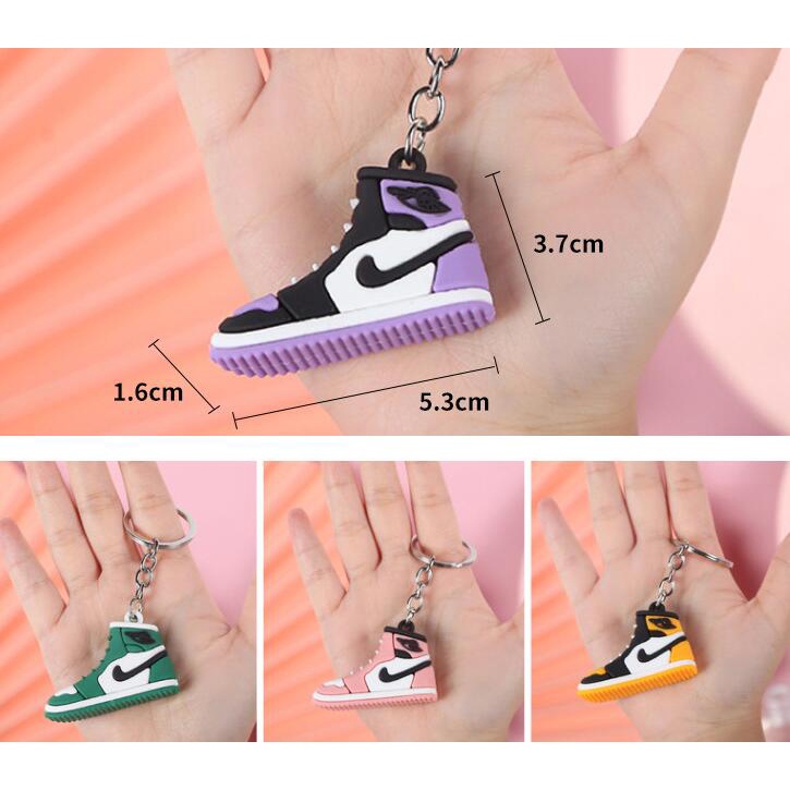 1pc Gantungan Kunci Bentuk Sepatu Basket AJ 3D Mini Bahan Karet Lembut Untuk Dekorasi / Hadiah