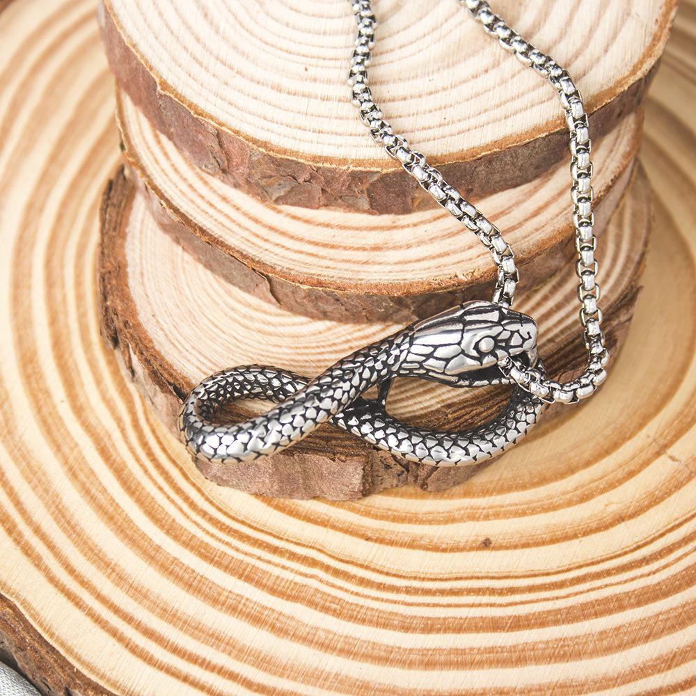 Retro Python 8-word snake titanium baja liontin kalung kepribadian tren punk rock hip hop pria dan w