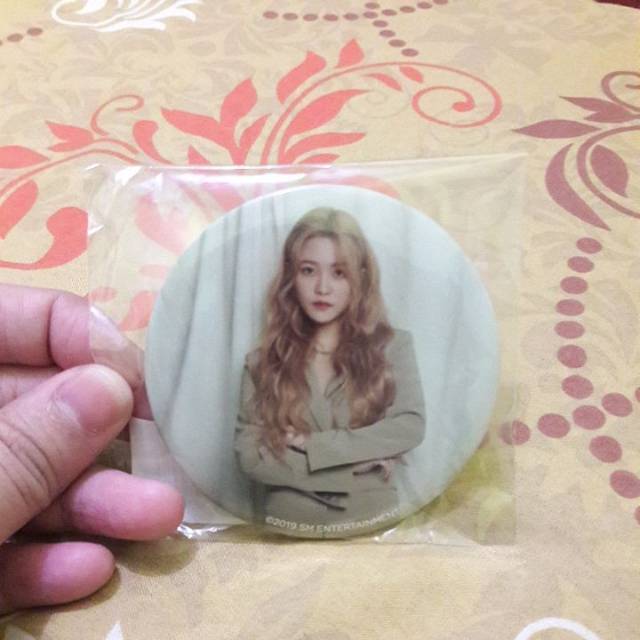 PIN BUTTON MIRROR RED VELVET YERI FROM SEASON GREETING 2020