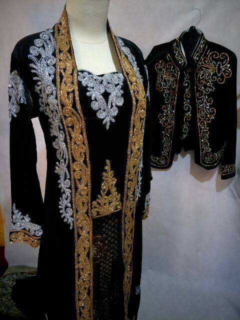 Setelan Kebaya dan Beskap Pengantin Bludru Payet Kombinasi Gold Silver