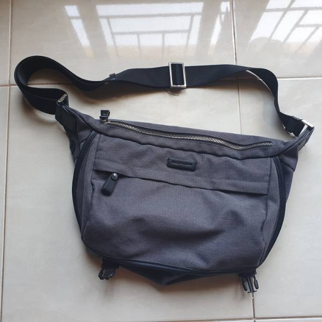 Hush Puppies Sling Bag / Tas Selempang