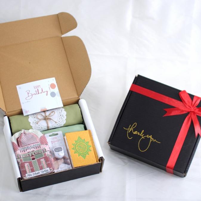 

hampers mukenah premium/gift box/ulang tahun/pernikahan/parsel lebaran