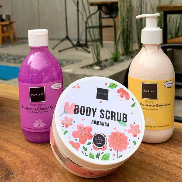 PAKET SCARLETT BRIGHTENING BODY SCRUB ROMANSA + SHOWER SCRUB POMEGRANTE + BODY LOTION CHARMING BPOM