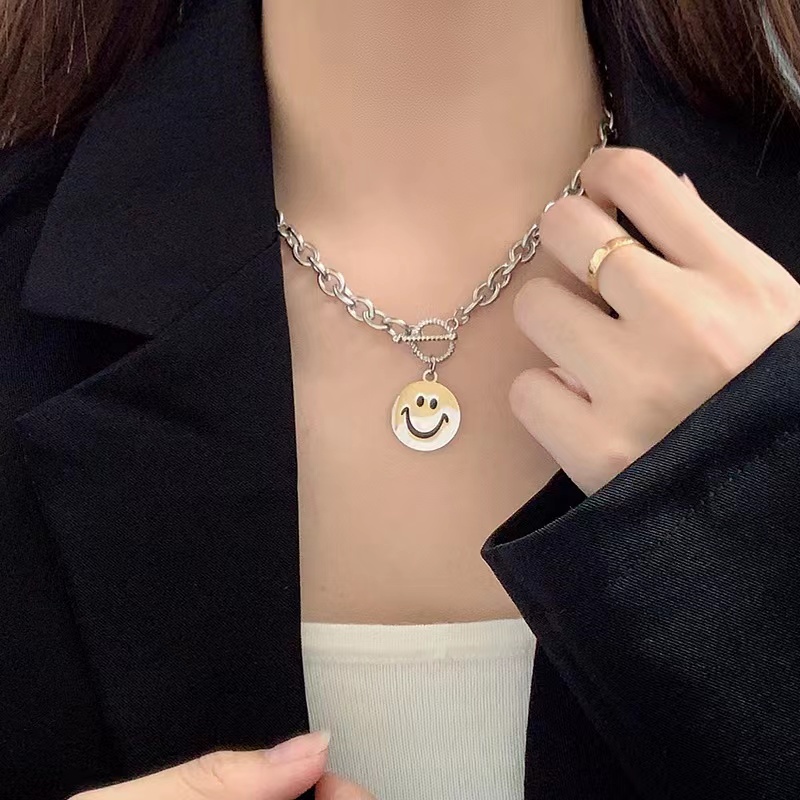 Kalung Rantai Klavikula Desain Smiley Face Gaya Retro Eropa Amerika