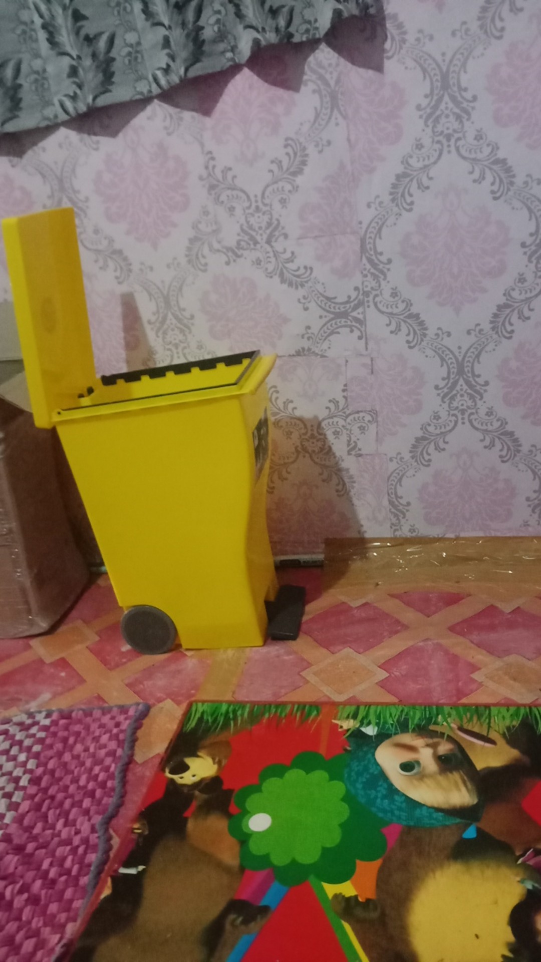 Tempat Sampah Injak Dengan Roda 19 Liter