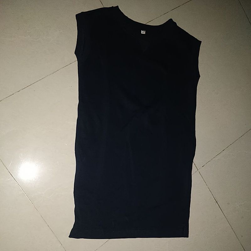 Uniqlo Bangladesh kaos preloved hitam you can see