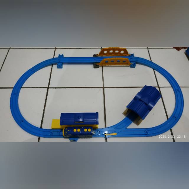 Takara Tomy Plarail Chuggington Brewster and bridge set mainan kereta api