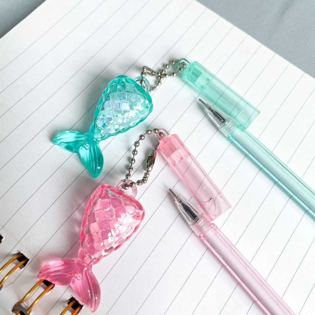 

PULPEN GANTUNGAN EKOR MERMAID V2 PENA PUTRI DUYUNG PEN GEL TINTA MURAH UNIK LUCU READY GROSIR COD