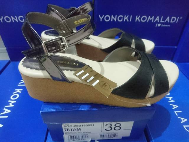 Sandal Yongki Komaladi size 39 MERAH