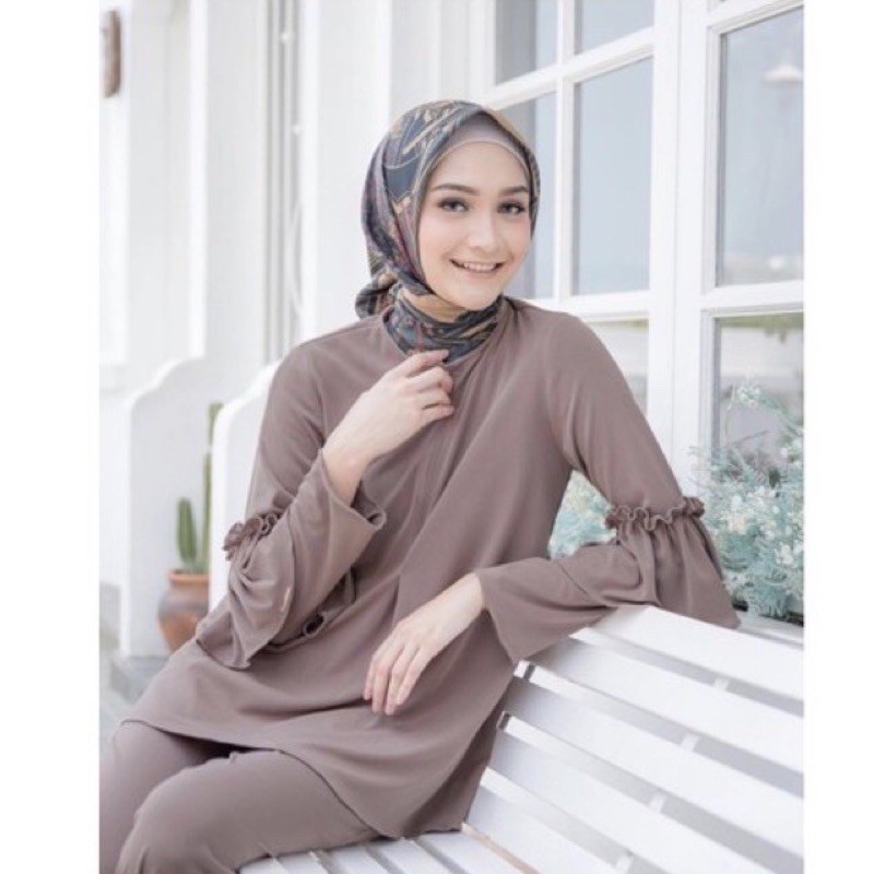 Alamanda knit blouse wearing klamby