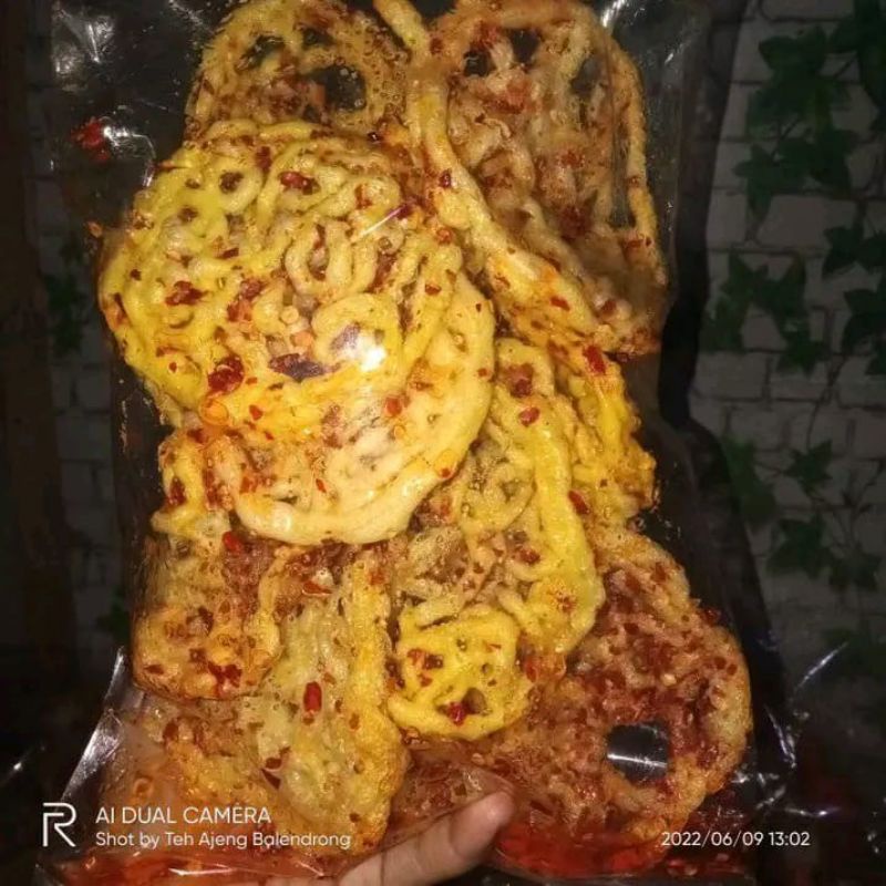 

kerupuk mie pedas ori
