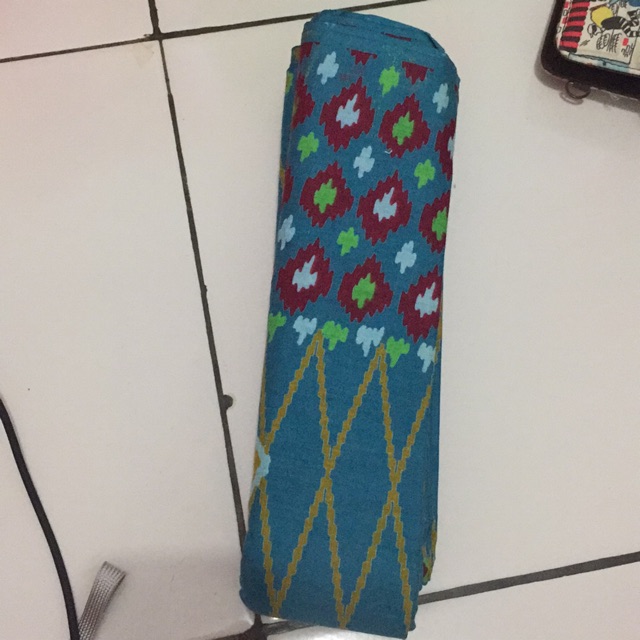 Kain batik warna unik