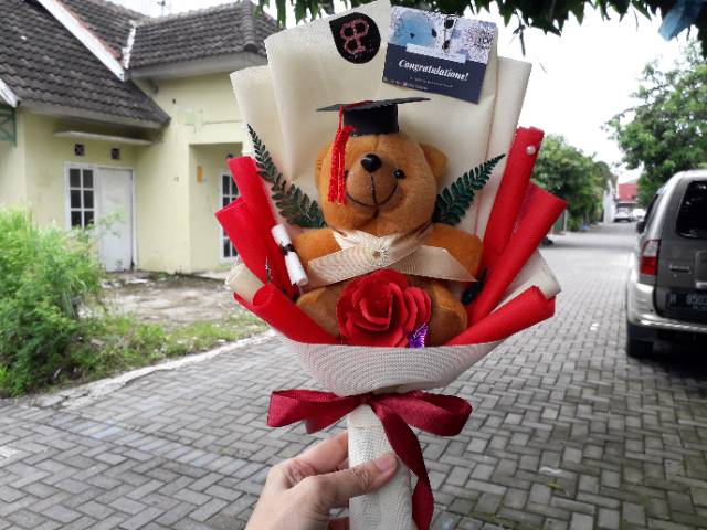 Buket wisuda boneka dan bunga kertas murah