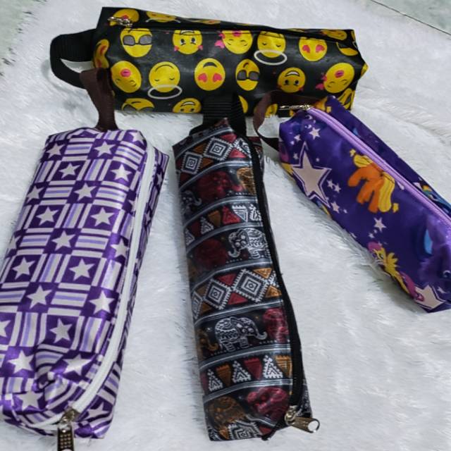 

Wadah tempat pensil atau kosmetik